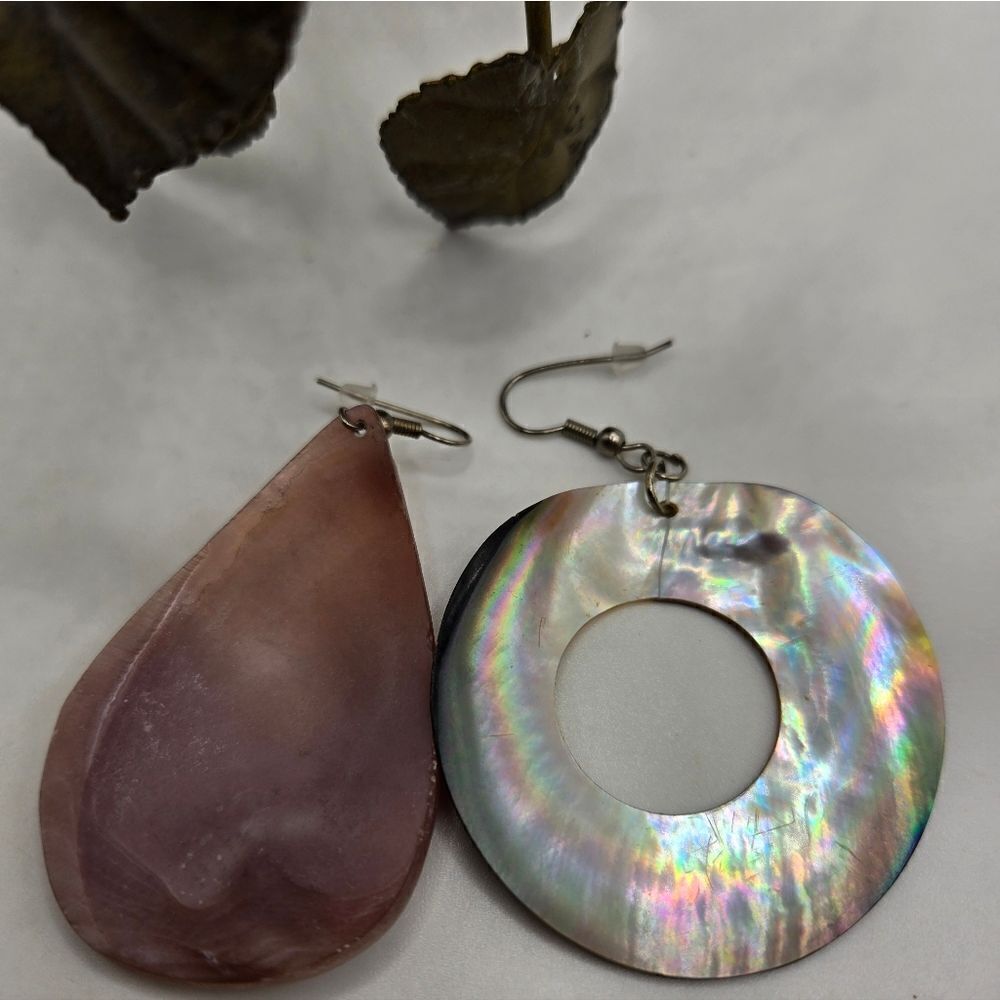 "5/$40" Pair of Mismatched Large Shell Dangle Earrings - Picture 4 of 7